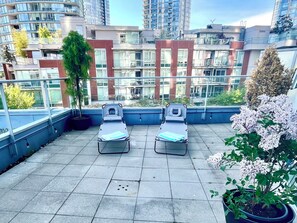 Property grounds - 1 bedroom + Sofabed, Private 500sqft sun deck, EV Parking w/Pool, Sauna, Hot Tub (Vancouver)