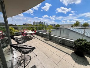 Outdoor dining - 1 bedroom + Sofabed, Private 500sqft sun deck, EV Parking w/Pool, Sauna, Hot Tub (Vancouver)