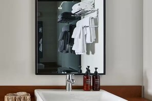 Bathroom - 2 Queen & Bunk | Laurel | Olympic Legacy Sites, Adirondack Escape | 2 Units (Essex County)