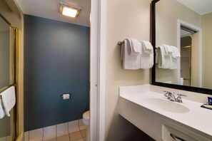 Bathroom - Sleep Inn Manchester Airport (Londonderry)