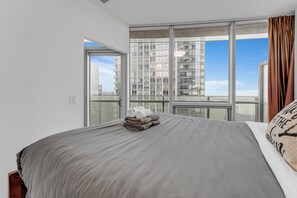 2 habitaciones, tabla de planchar con plancha, wifi y ropa de cama 