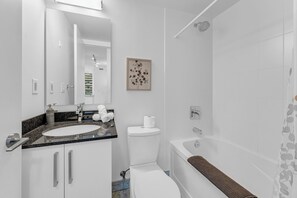 Secador de cabelo, toalhas de banho, sabonete, papel higiênico