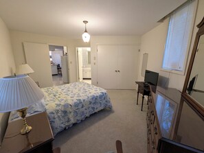 3 bedrooms, desk, iron/ironing board, free WiFi
