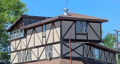 "Living on the Wedge" A 3-bedroom house in Lincoln on Historic Route 66.