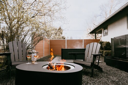 Swanky Speakeasy Stay-Hot Tub + Firepit-Minutes to Downtown