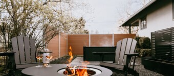 Swanky Speakeasy Stay-Hot Tub + Firepit-Minutes to Downtown