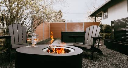 Swanky Speakeasy Stay-Hot Tub + Firepit-Minutes to Downtown