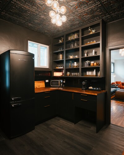 Swanky Speakeasy Stay-Hot Tub + Firepit-Minutes to Downtown
