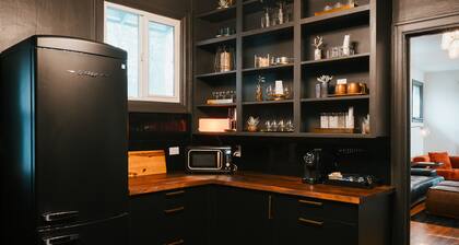 Swanky Speakeasy Stay-Hot Tub + Firepit-Minutes to Downtown