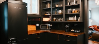 Swanky Speakeasy Stay-Hot Tub + Firepit-Minutes to Downtown