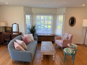 TV, books - Dundee Hills - Villa Rosé (Dundee)