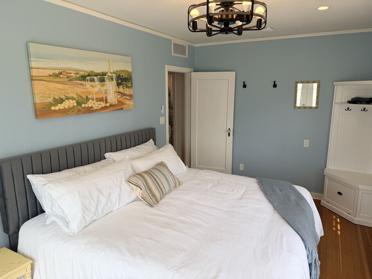 1 bedroom, desk, WiFi, bed sheets