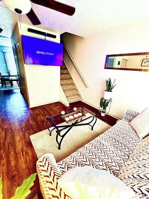 Living area - New & Modern Near Airport & Downtown<br> #210 (Atlanta)