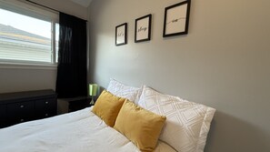 Iron/ironing board, WiFi, bed sheets - Monthly Stays- Cozy 3 Bd in Peaceful Neighborhood, Walk to Lake, Short Drive DT (Windsor)