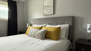 Iron/ironing board, WiFi, bed sheets - Monthly Stays- Cozy 3 Bd in Peaceful Neighborhood, Walk to Lake, Short Drive DT (Windsor)