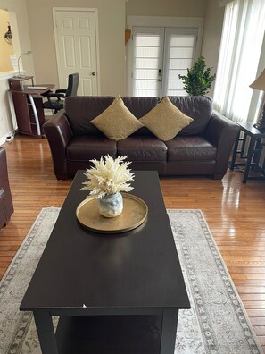 Living area - Monthly Stays- Cozy 3 Bd in Peaceful Neighborhood, Walk to Lake, Short Drive DT (Windsor)