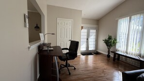 Interior - Monthly Stays- Cozy 3 Bd in Peaceful Neighborhood, Walk to Lake, Short Drive DT (Windsor)