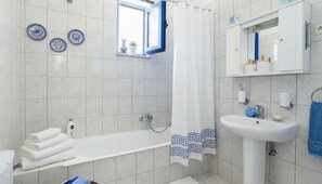 Villa | Badezimmer | Haartrockner, Handtücher, Shampoo