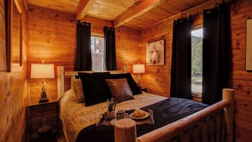 2 soverom, skrivebord, strykejern/-brett og reiseseng for barn