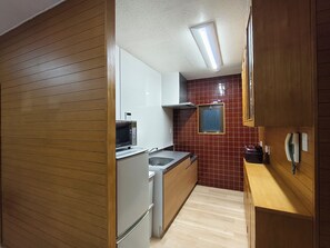 Private kitchen - 9 minutes from JR Namba Station/Airport Bus Terminal, 6 minutes from JR Ashiwarabashi Station, close to both Shinsaibashi and Kyocera Dome Osaka, Ohara 101 (大阪市)