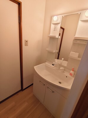 Bathroom - 9 minutes from JR Namba Station/Airport Bus Terminal, 6 minutes from JR Ashiwarabashi Station, close to both Shinsaibashi and Kyocera Dome Osaka, Ohara 101 (大阪市)