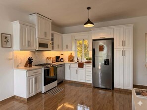 Microwave, oven, stovetop, coffee/tea maker - Cozy 2BR Villa in Ocean Village (Sosúa)