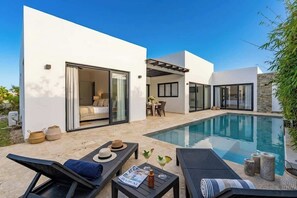 A modern house with a swimming pool, outdoor seating, and a patio area. - Private Pool Villa in Sosua's Ocean Village (Sosúa)
