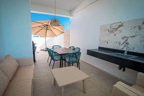 Outdoor dining - Stunning Penthouse with Golf Course Views and Rooftop Terrace in Punta Cana. (Punta Cana)