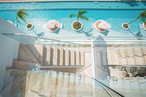 A pool with clear blue water, palm trees, and lounge chairs. - Stunning Penthouse with Golf Course Views and Rooftop Terrace in Punta Cana. (Punta Cana)