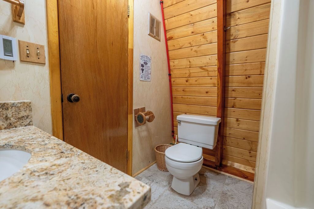 Haartrockner, Handtücher, Seife, Toilettenpapier