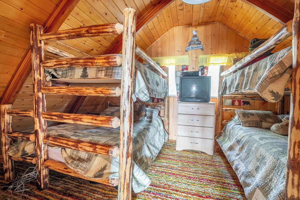 2 bedrooms, internet, bed sheets