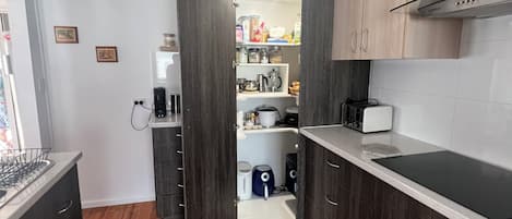 Réfrigérateur, four à micro-ondes, un four, surface de cuisson