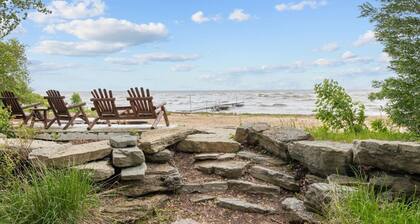New! Lakefront! Grill! Water toys! Sleeps 6!