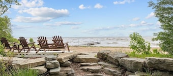 New! Lakefront! Grill! Water toys! Sleeps 6!
