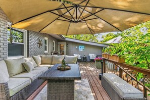 Outdoor dining - The Eby Family Lodge Overland Park KS (Overland Park)