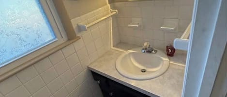 Haartrockner, Handtücher, Seife, Toilettenpapier