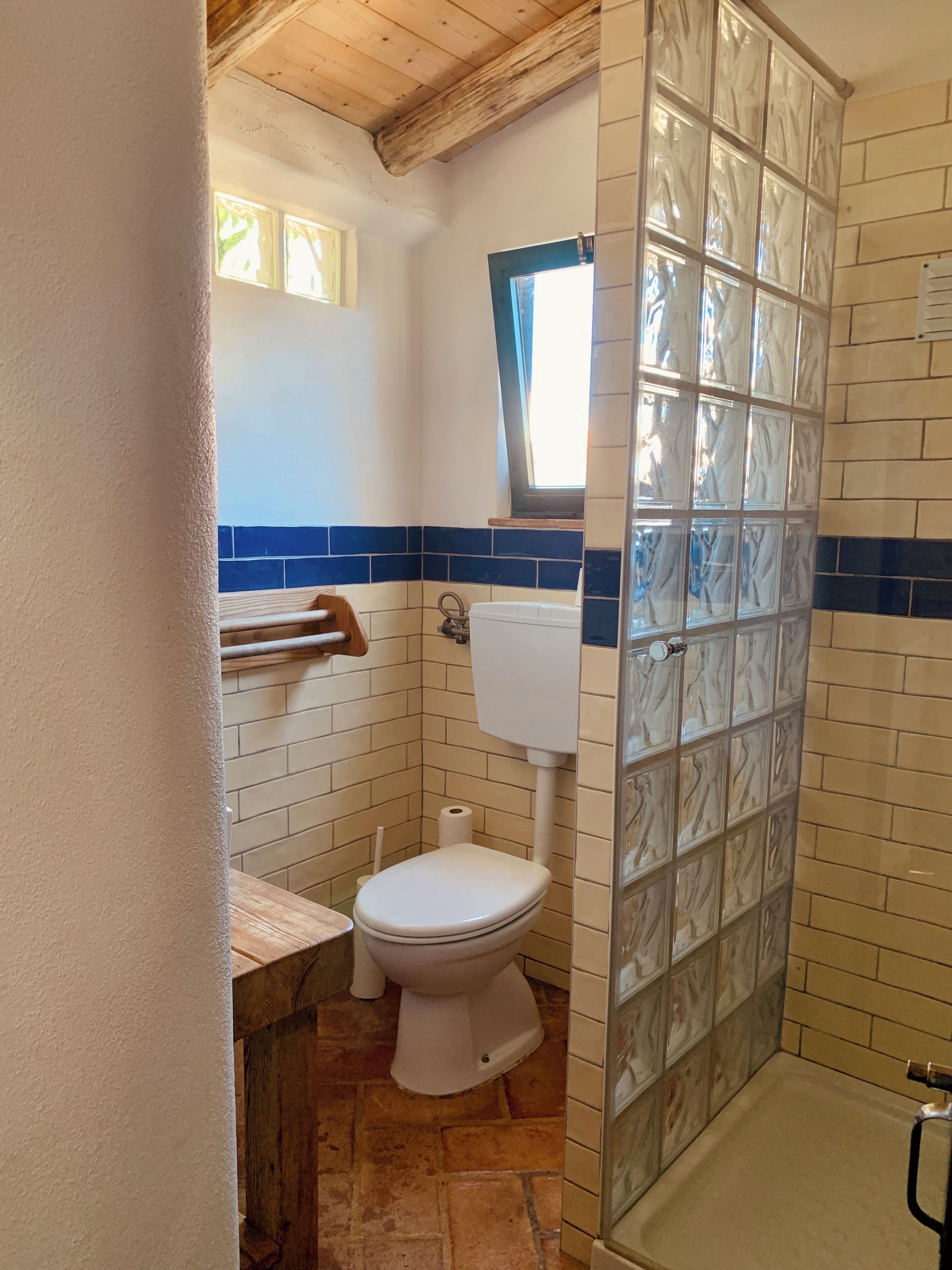Haartrockner, Handtücher, Toilettenpapier