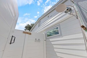 Property grounds - Neptune's Hideaway | 3BR House & Outdoor Patio w/ BBQ Grill 🪐🌴 (Vero Beach)