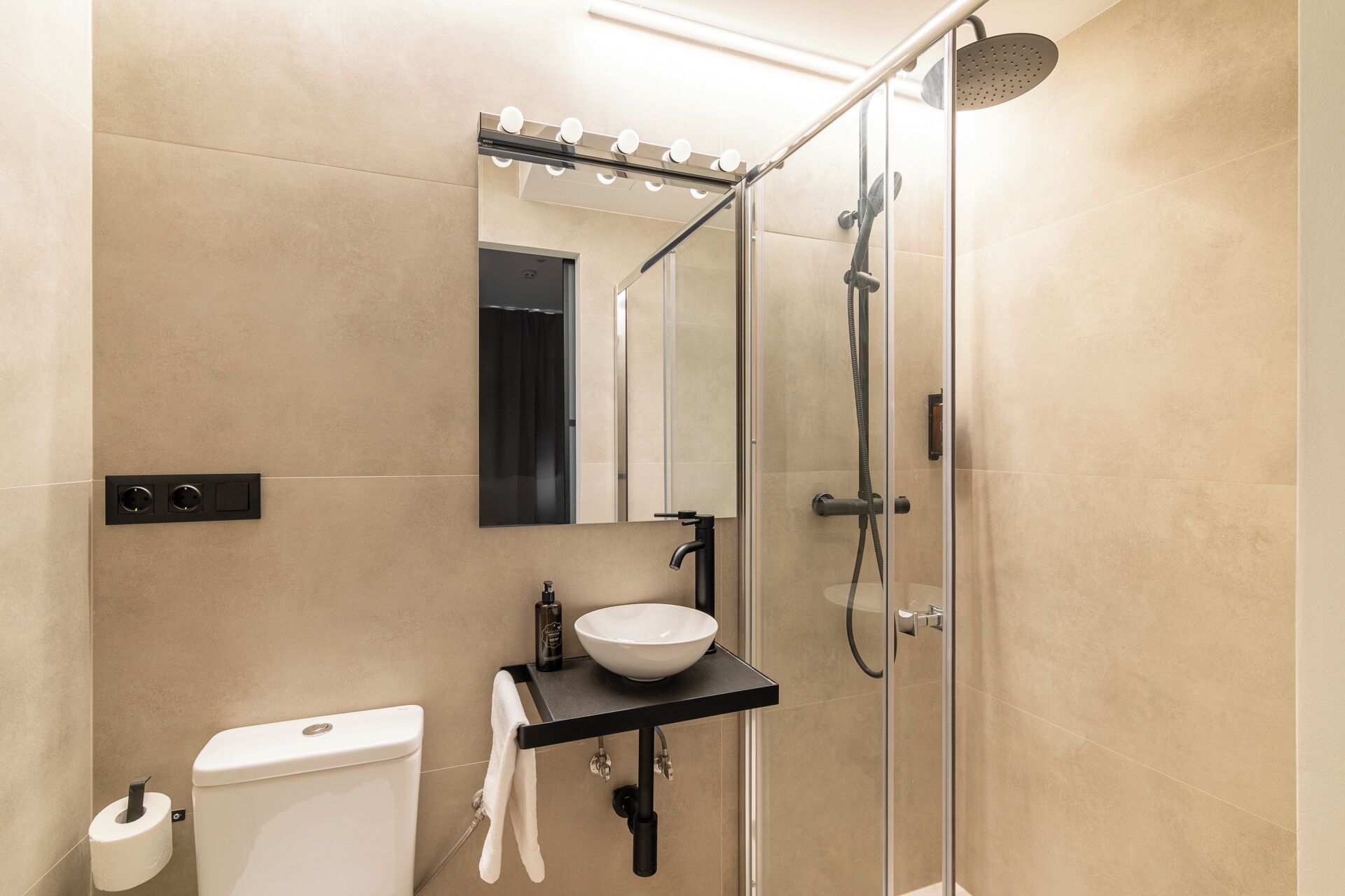 Economy Double Room | Bathroom | Shower, hair dryer, towels, shampoo