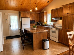 Fridge, microwave, oven, stovetop - Chalet du Sommet SPA (Sainte-Béatrix)