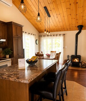Dining - Chalet du Sommet SPA (Sainte-Béatrix)