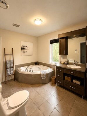 Shower, towels, soap, toilet paper - Chalet du Sommet SPA (Sainte-Béatrix)
