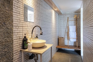 Deluxe Balcony | Bathroom
