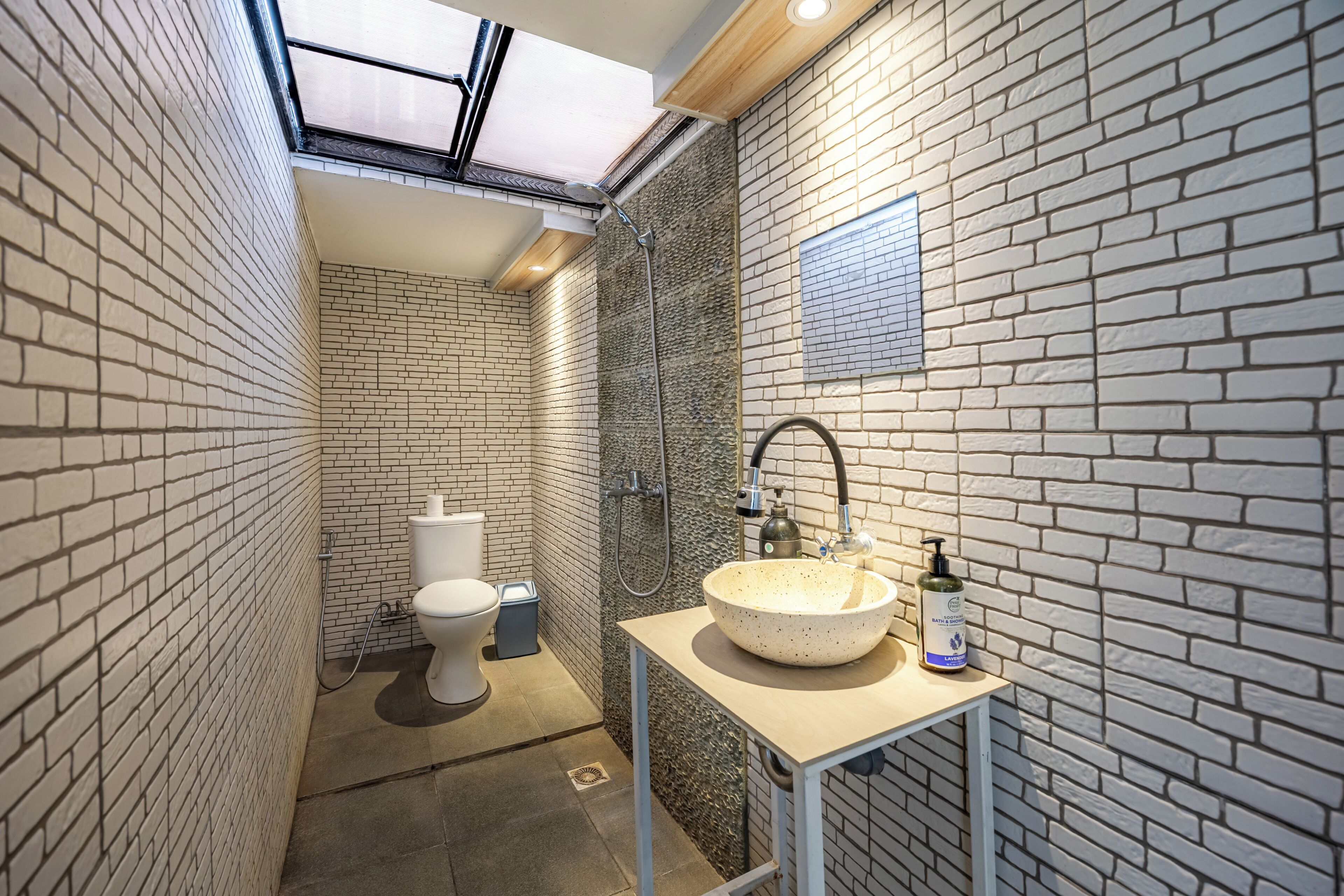 Habitación doble | Baño | Ducha, artículos de higiene personal gratuitos y secador de pelo