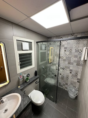 Haartrockner, Handtücher, Seife, Toilettenpapier