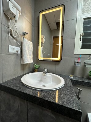 Hair dryer, towels, soap, toilet paper - Amber & Ash 2BHK Apartment 28th floor+pool (Mumbai)