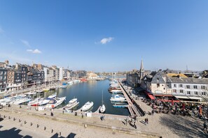 A marina with boats docked, a waterfront promenade, and buildings along the shore. - The Lieutenance - Vue sur le Vieux Bassin (Honfleur)