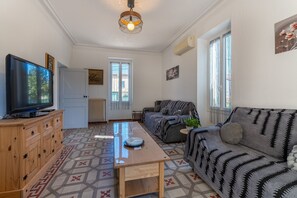 TV, DVD player - Le Saint Laurent - Avec Piscine Privée (Saint-Laurent-la-Vernède)