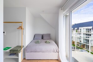 Tabla de planchar con plancha, wifi gratis y ropa de cama 