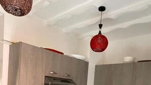 Una cocina con encimeras de granito, electrodomésticos de acero inoxidable y armarios de madera.